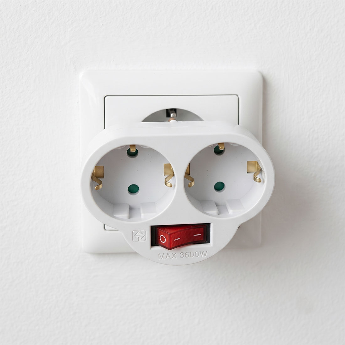 UN18330 Utikač šuko switch 01/02